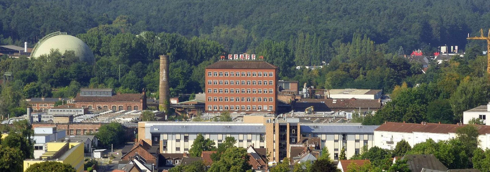 Blick vom Rathaus über die Stadt auf das ehemalige Industrieareal der Nähmaschinenfabrik Pfaff. Gut sichtbar ist das alte Verwaltungsgebäude, das im Laufe des Projektes energetisch saniert wird.