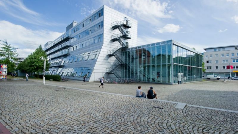Im Gebäude der Ingenieurwissenschaften an der Universität Kassel werden zwei Bestandslüftungsanlagen in semizentrale Lüftungsanlagen umgerüstet.