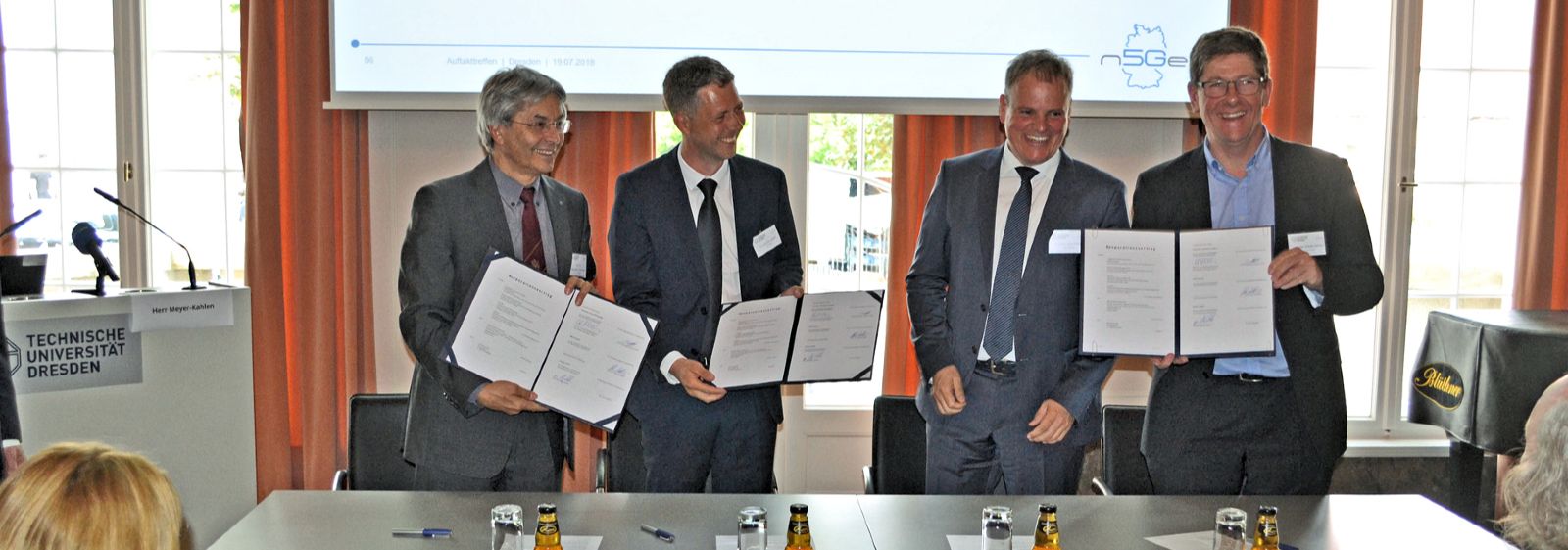 Die Projektpartner TU Dresden, RWTH Aachen, Deutsche Telekom und Ericsson unterzeichnen in Dresden einen Kooperationsvertrag zum Start des Projekts 