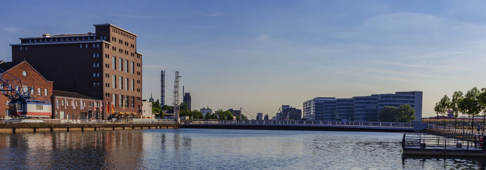 Panorama des Duisburger Binnenhafens