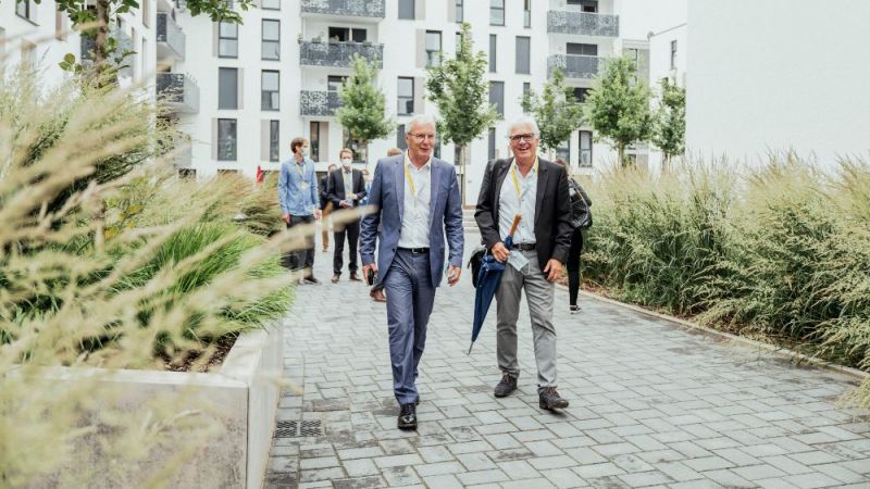 Der Oberbürgermeister von Esslingen Dr. Jürgen Zieger (links) und Projektleiter Professor Manfred Fisch vom Steinbeis Innovationszentrum energieplus. 
