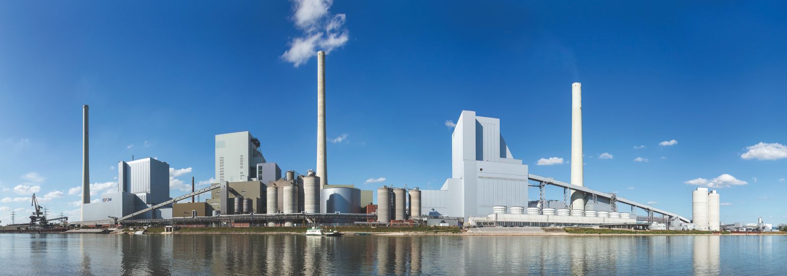 Das am Rhein gelegene Kraftwerk zeichnet sich durch sehr leistungsfähige Wasserentnahme- und Rücklaufeinrichtungen aus. Diese eignen sich optimal als Wärmequelle für eine Großwärmepumpe.