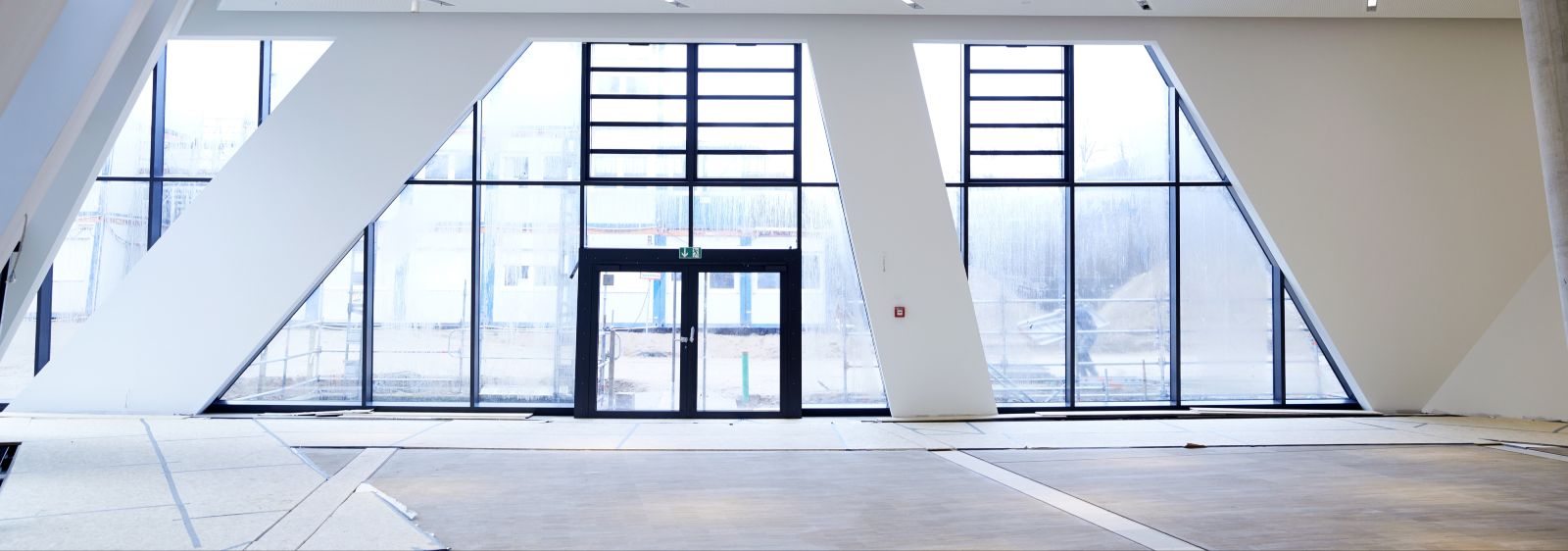 Innenansicht des Eingangsbereichs: Der Neubau wurde vom Architekten Daniel Libeskind zusammen mit Studenten entworfen. Das Gebäude wird ab sofort für die Lehre und für kulturelle Ereignisse genutzt.