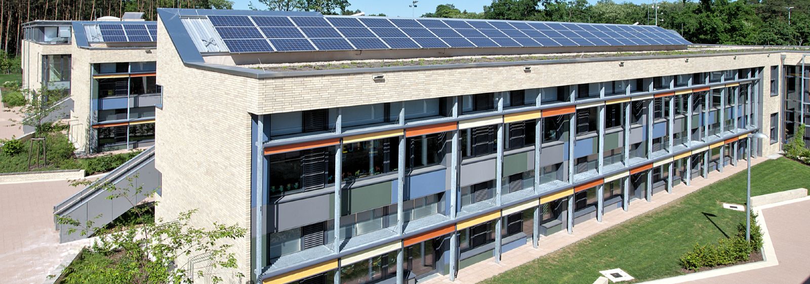 Der Neubau der Grundschule Niederheide verbraucht im Betrieb wenig Energie bei guter Luftqualität im Klassenraum und einem angenehmen Raumklima.