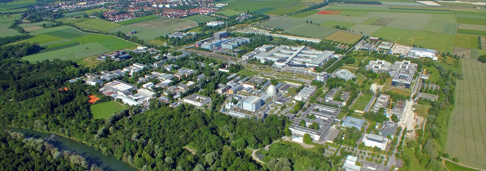 Der Campus der Technischen Universität München in Garching, mit der Stadt Garching im Hintergrund