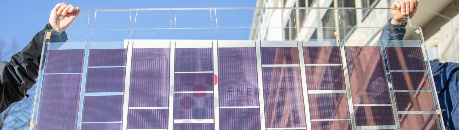 Horizontaler baulicher Sonnenschutz als Fassadenelement: Die Forschenden haben ein Glasvordach mit integrierter OPV entwickelt.