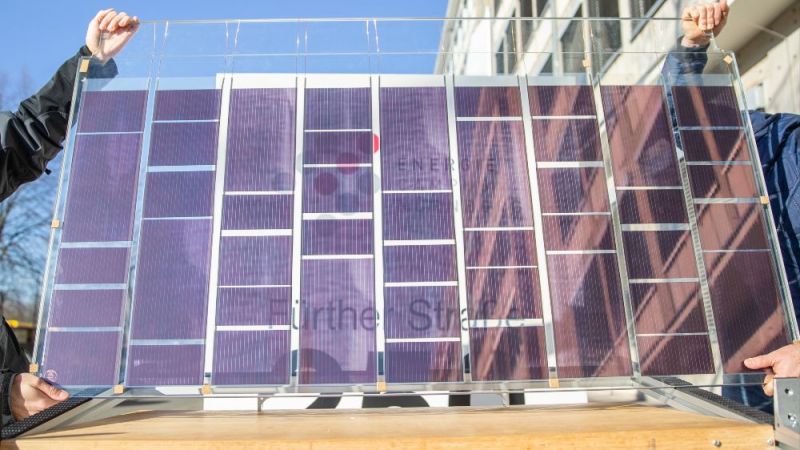 Horizontaler baulicher Sonnenschutz als Fassadenelement: Die Forschenden haben ein Glasvordach mit integrierter OPV entwickelt. 
