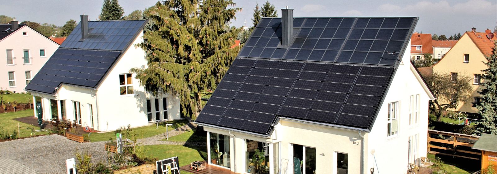 Die beiden baugleichen Einfamilienhäuser in Freiberg setzen auf eine vollständig regenerative Versorgung mit Strom und Wärme. Foto aus dem Sommer 2014.