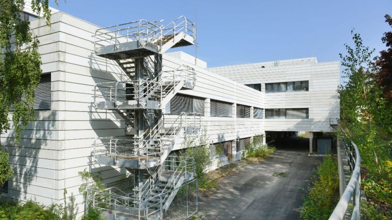 The building complex of the former military hospital from the 70s is being completely renovated and converted into office and laboratory buildings.