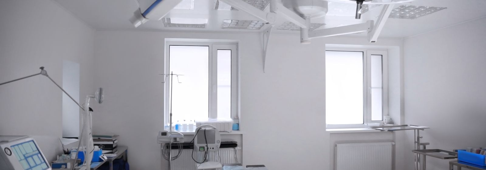 An operating theatre that can be ventilated via the ventilation system or the windows.
