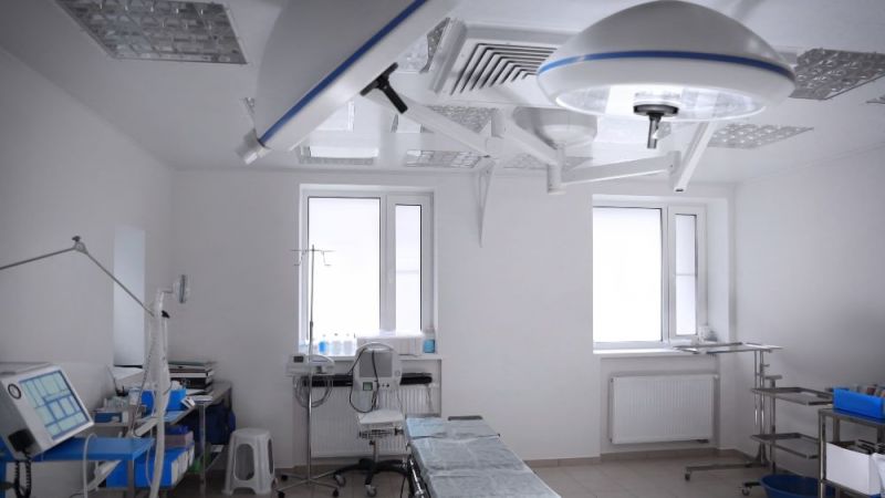An operating theatre that can be ventilated via the ventilation system or the windows. 
