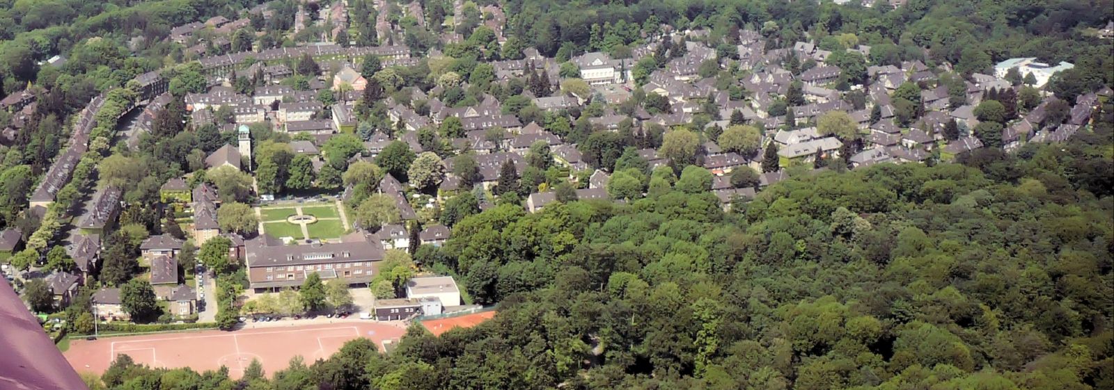 The historic Margarethenhöhe workers' housing estate in Essen in an aerial view from the southeast (2009).