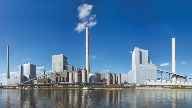 The power plant, located on the Rhine, is characterised by very efficient water extraction and return facilities. These are ideally suited as a heat source for a large-scale heat pump.