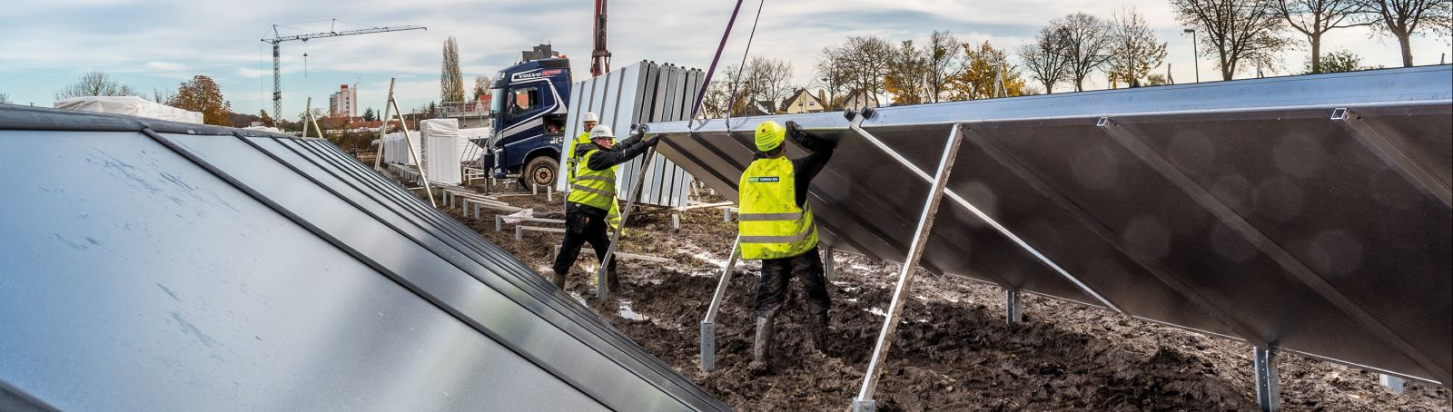 Arbeiter installieren solarthermische Anlagen.