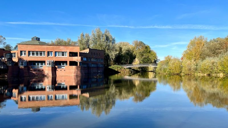 Das Bürgerhaus Wilhelmsburg in Hamburg ist neben einem See zu sehen. Hier erprobten die Forschenden ihr Konzept in der Praxis.
