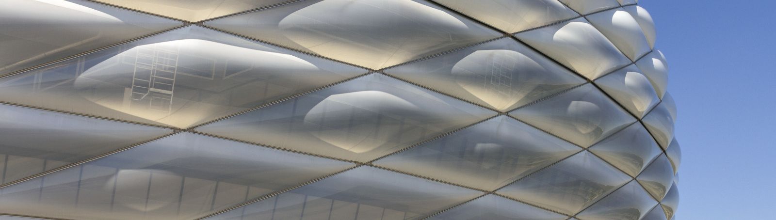 Folienarchitektur ist vor allem bei großen Gebäuden beliebt: Die hier zu sehende Allianzarena in München hat eine Membranfassade aus Folienkissen, die das Stadion komplett umspannt.