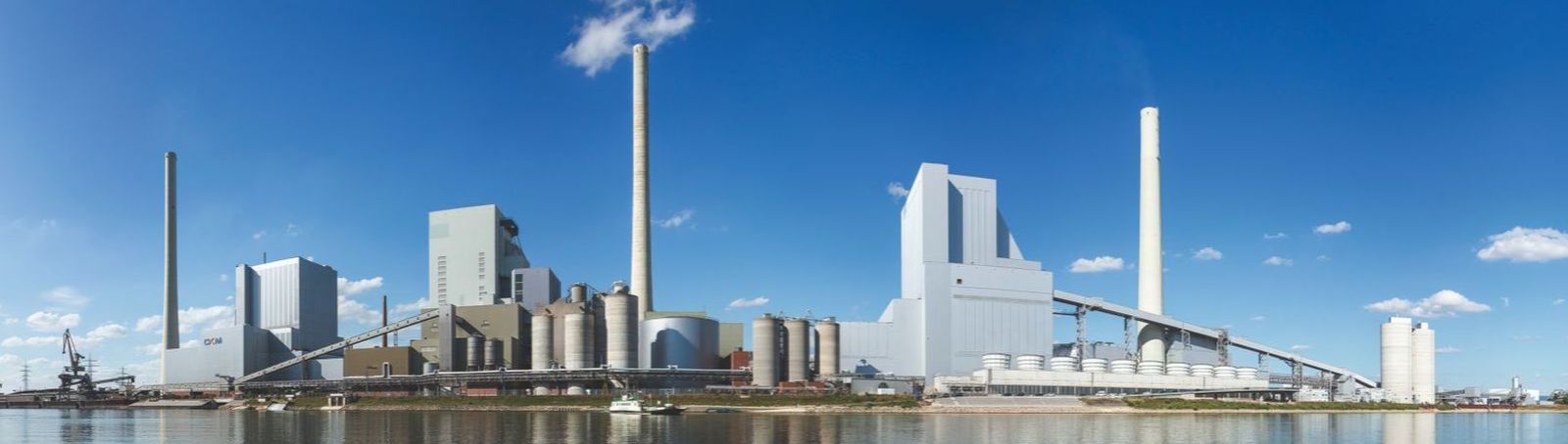 The GKM Mannheim power station situated by the Rhine features highly efficient water abstraction and return flow systems. These are ideally suited for the integration of a large-scale heat pump as a heat source