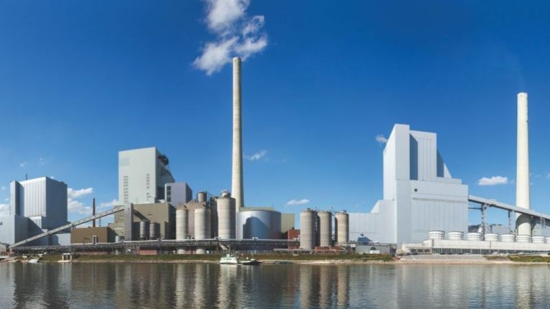 The GKM Mannheim power station situated by the Rhine features highly efficient water abstraction and return flow systems. These are ideally suited for the integration of a large-scale heat pump as a heat source 