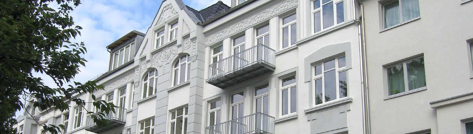 Ansicht einer Fassade nach Sanierung beider Haushälften