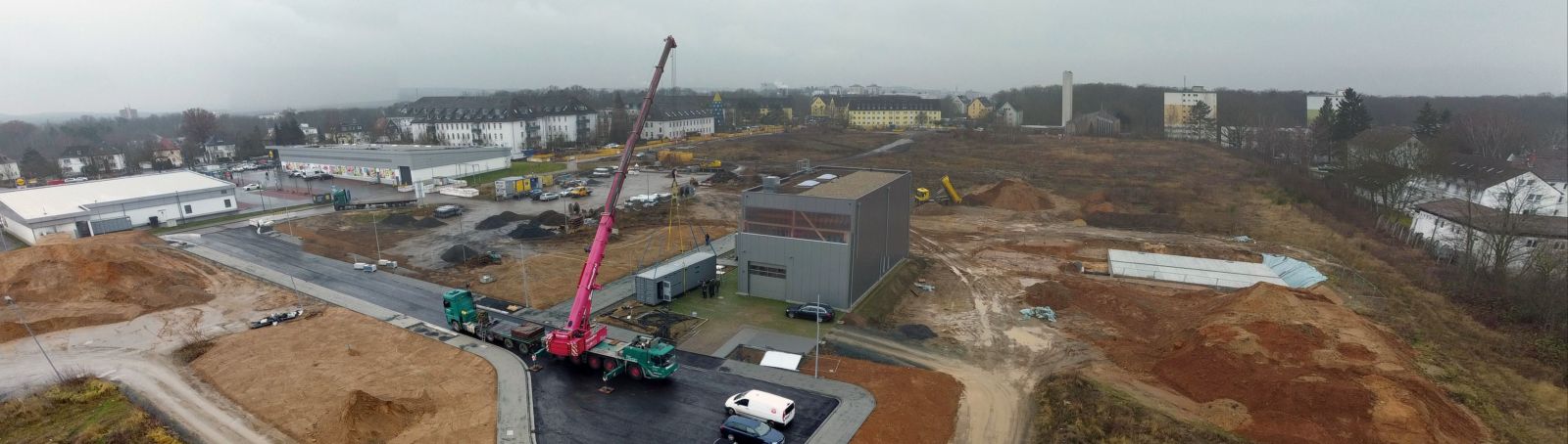 An energy-efficient new development district that will serve the grid is being built in Gießen. The image shows the delivery of the battery storage system.