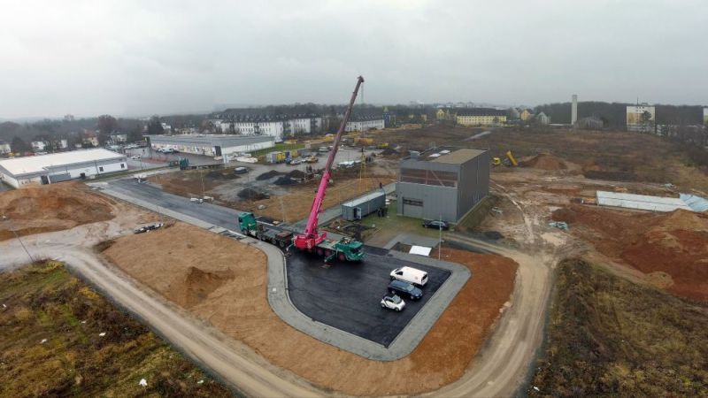 An energy-efficient new development district that will serve the grid is being built in Gießen. The image shows the delivery of the battery storage system. 
