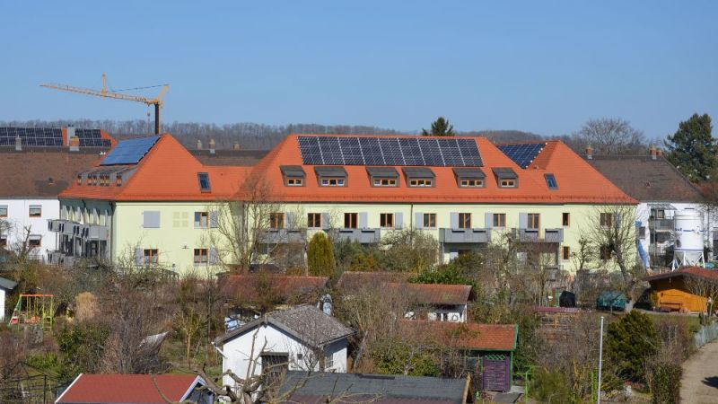 Diese Außenansicht zeigt das Demonstrationsobjekt im  historischen Wohnquartier Margaretenau in Regensburg nach der Sanierung.