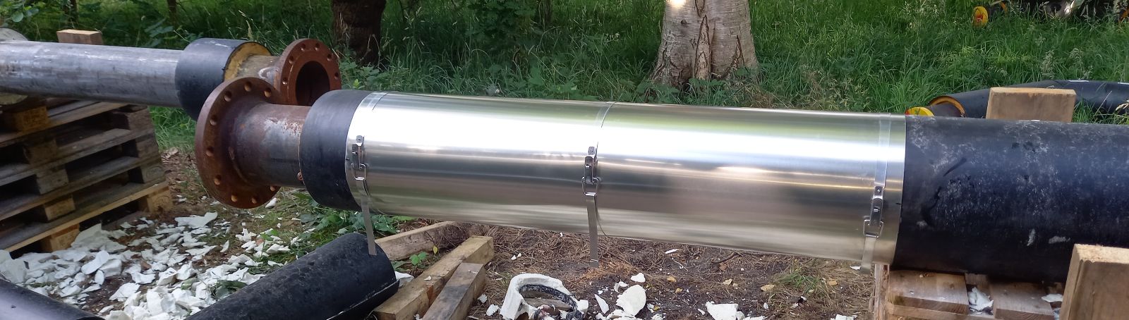 Here you can see a partial segment of the test track encased in a mudguard on which the newly developed tube liners were tested.