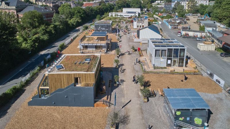 So sieht es heute auf dem Platz in Wuppertal aus, an dem 2022 der Solar Decathlon Europe stattgefunden hat. Die verbleibenden Häuser sind nun Teil des Living Lab NRW.