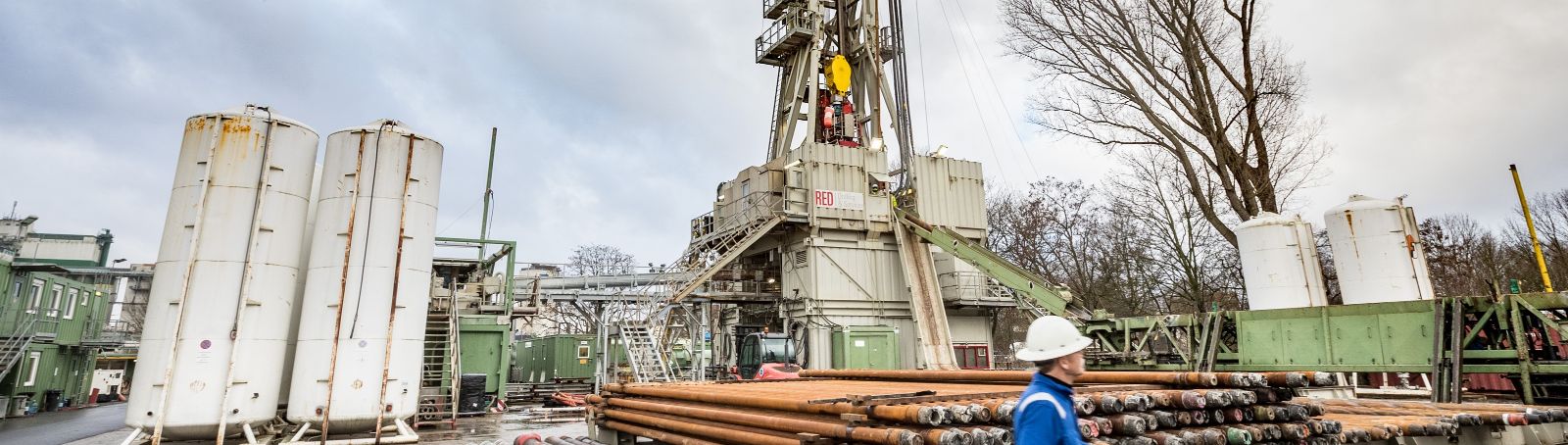 Two laterally deflected boreholes were drilled into the geothermal reservoir, a 130-metre-thick and 45-million-year-old sandstone layer. The drilling rig is about 40 metres high. (Photographs from 2022)