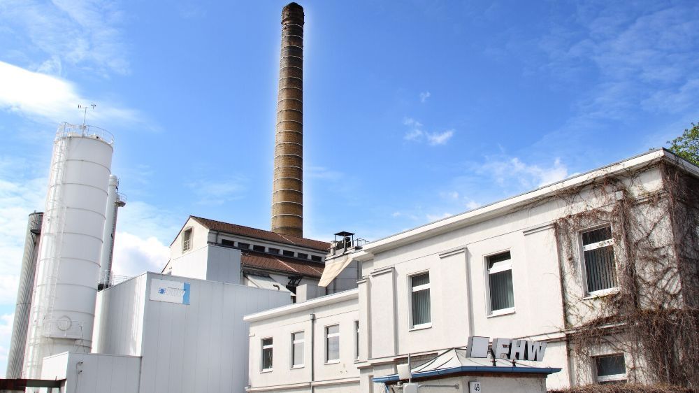 There are seven large boiler plants and seven combined heat and power plants at the Berlin-Neukölln heating plant site.