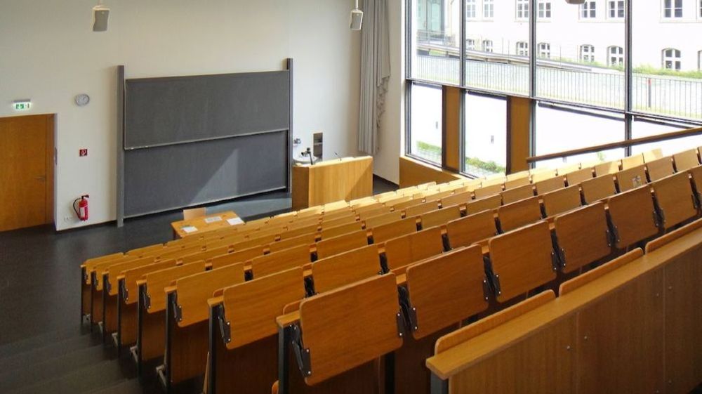 The lecture hall offers space for 100 students. The large window areas allow a good supply of daylight.