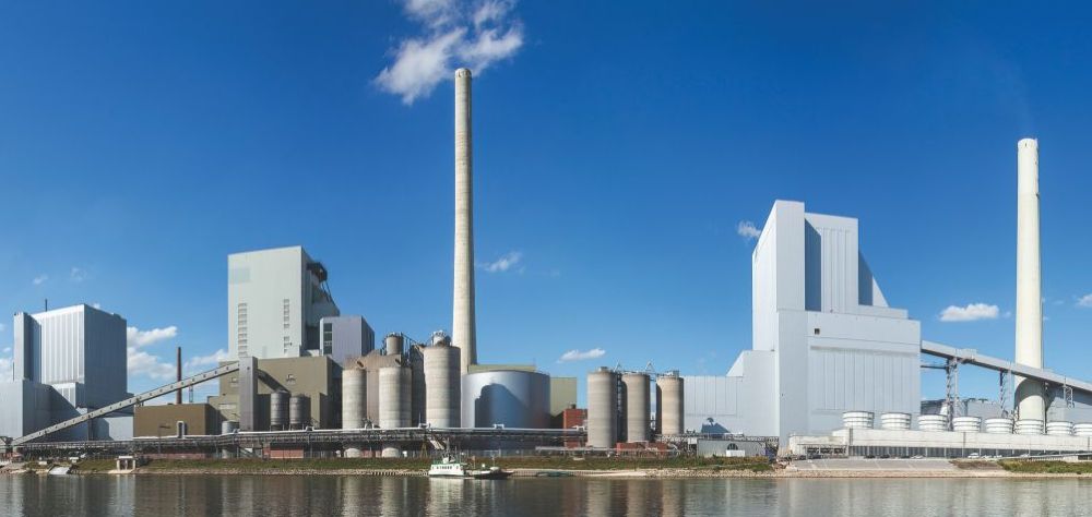 as am Rhein gelegene Kraftwerk zeichnet sich durch sehr leistungsfähige Wasserentnahme- und Rücklaufeinrichtungen aus. Diese eignen sich optimal als Wärmequelle für eine Großwärmepumpe.