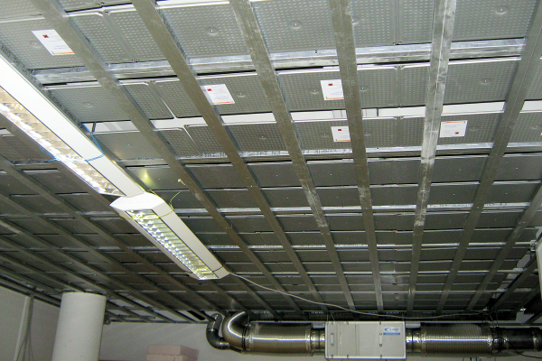 Installation of PCM storage panels for a ventilated cooling ceiling