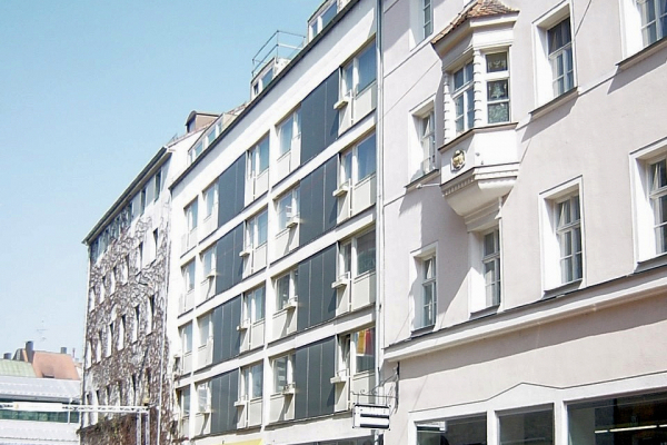The building was thoroughly refurbished in 2011 and now offers a comparatively high level of living comfort in more than 40 modernly furnished rooms. View of the street side before the refurbishment