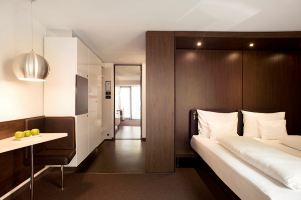 A typical hotel room: The cladding behind the so-called oil vital bed contains the entire heating and ventilation technology of the hotel room, including a micro heat pump