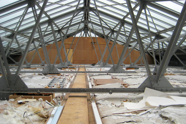 With the refurbishment, the glass roof will receive heat-insulating mirror louvre glazing, and the glass ceilings were also uncovered so that plenty of daylight can once again enter the exhibition rooms on the 1st floor.