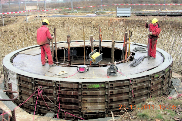 The cistern is built. It is part of the radiant cooling system with natural recooling on the roof.