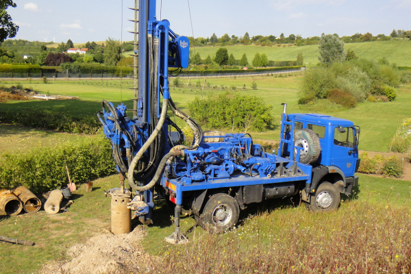 Drilling of a groundwater well. Groundwater from two suction and absorption wells is used in conjunction with an adsorption heat pump for heating or cooling purposes.