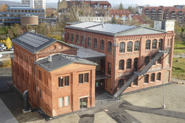 An der Universität Kassel wurden über Intracting unter anderem Photovoltaik-Anlagen auf den Dächern mehrerer Gebäude installiert.