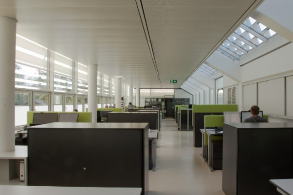 Innenansicht eines Beispielbüros im Gebäude der Bartenbach GmbH in Aldrans, Österreich.