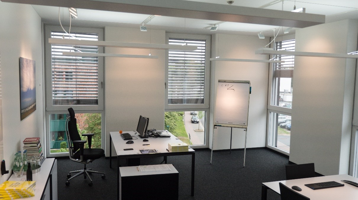 Innenansicht eines Büros im Gebäude der DIAL GmbH in Lüdenscheid.