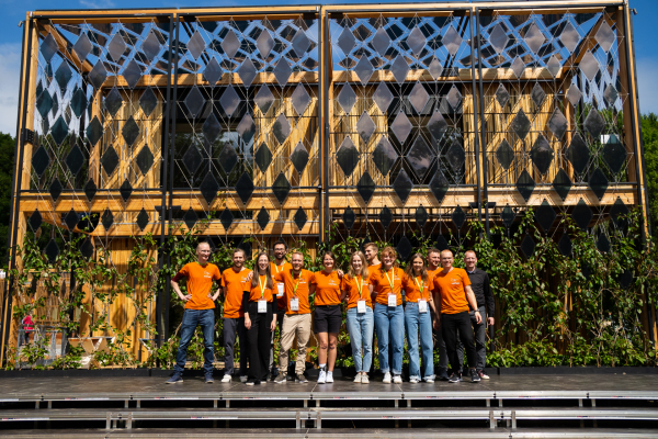 Team CoLLAB aus Stuttgart vor seinem Wettbewerbsgebäude