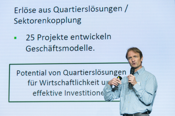 Carsten Beier (Fraunhofer UMSICHT) von der wissenschaftlichen Begleitforschung Energiewendebauen bei seinem Vortrag. 