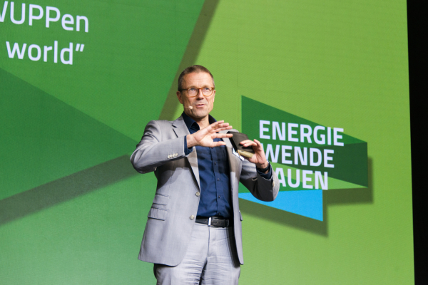 Dr. Uwe Schneidewind, Oberbürgermeister der Stadt Wuppertal und ehemaliger wissenschaftlicher Geschäftsführer des Wuppertal Instituts für Klima, Umwelt und Energie, bei seinem Vortrag.