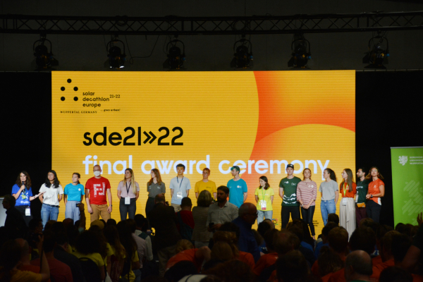 Studierende der verschiedenen SDE-Teams stehen auf einer Bühne bei der finalen Awardzeremonie.