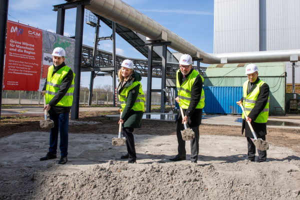 Ground-breaking ceremony for the first MVV river water source heat pump at the GKM site: (from left to right) MVV CTO Dr. Hansjörg Roll, Baden-Württemberg environment minister Thekla Walker, Mannheim mayor Dr. Peter Kurz, and GKM board member Holger Becker.