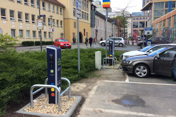 Auf dem Eichplatz in Jena können Autofahrerinnen und Autofahrer ihre Autos mit Ökostrom betanken. Die Fahrzeuge werden bei JenErgieReal als Stromverbraucher Teil des virtuellen Kraftwerks.