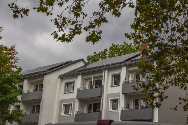 Nassauische Heimstätte: Am Standort Bürgeler Straße 9 – 33 in Frankfurt Fechenheim werden vier Wohnblocks mit rund 100 Wohnungen durch ein PVT-Wärmepumpensystem versorgt.