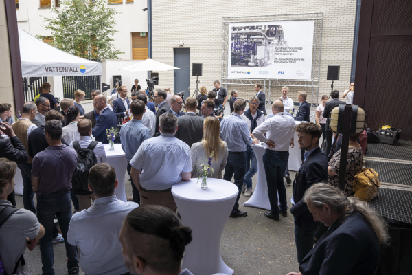 The topping-out ceremony of Qwark3 and the simultaneous anniversary celebration of the disctrict cooling plant in Berlin were attended by representatives of the project partners and the German Federal Ministry of Economics and Climate Action (BMWK). 