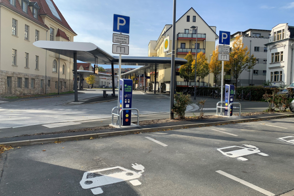 Charging points for electric vehicles are distributed at several locations in the city, including the bus station. At JenErgieReal, the project partners plan to install grid-serving energy storage systems close to charging stations.